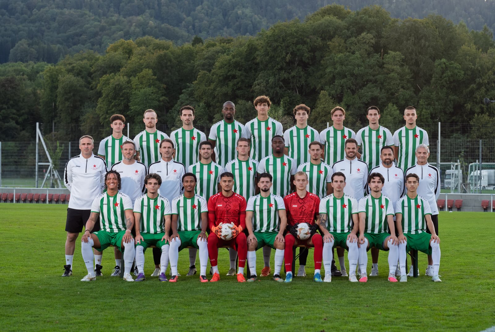 Vier Teams, ein Stern. ⭐

Die neuen Mannschaftsfotos unserer Aktiven sind da – vom «Eis» bis zum «Vieri». 💚