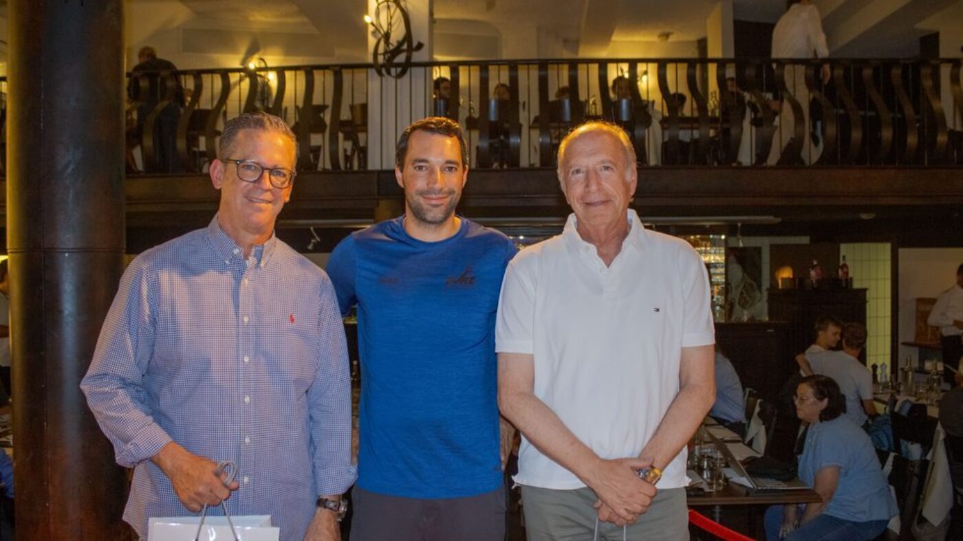 Geehrt vom Verband: Yves Cornioley (l.) und Heinz Hohl (r.) mit Benjamin Benz vom FVRZ. Bilder: Tobias Stepinski