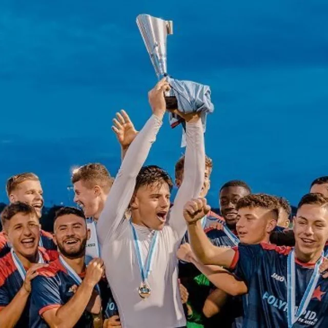 Die B-Junioren mit dem FVRZ-Pokal