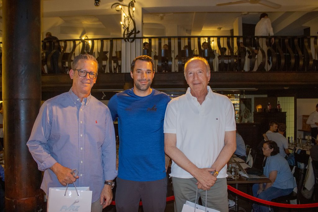 Geehrt vom Verband: Yves Cornioley (l.) und Heinz Hohl (r.) mit Benjamin Benz vom FVRZ. Bilder: Tobias Stepinski